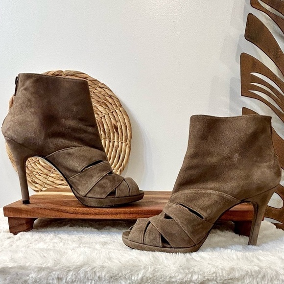 Stuart Weitzman Wavelength Bootie in Mushroom Suede Size 6.5 - Picture 4 of 10